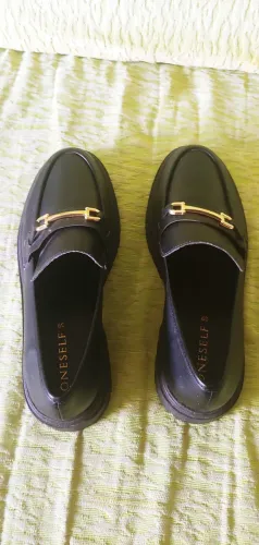 Sapatos pretos com detalhe dourado