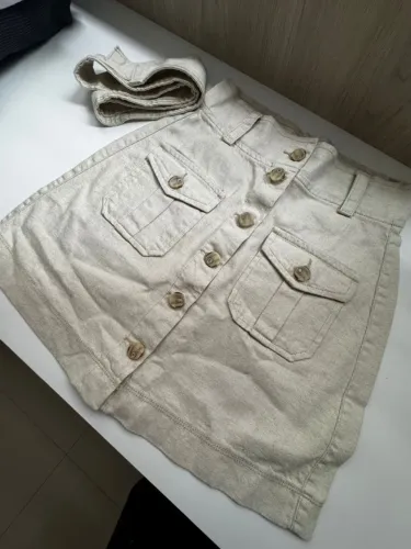 Mini saia de linho Shoulder Bege com Botões