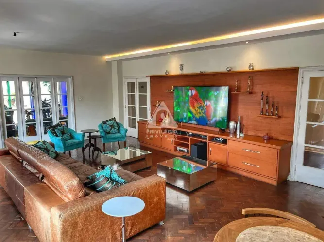 Apartamento composto por 3 Salas, 4 Quartos com 2 suites de frente com vaga no flamengo