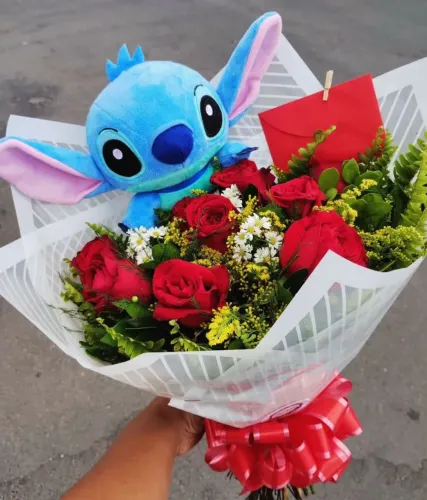 Buquê especial com pelúcia Stitch e rosas vermelhas