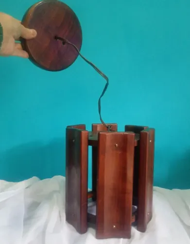 Antiga e linda luminária de teto / lustre em madeira nobre