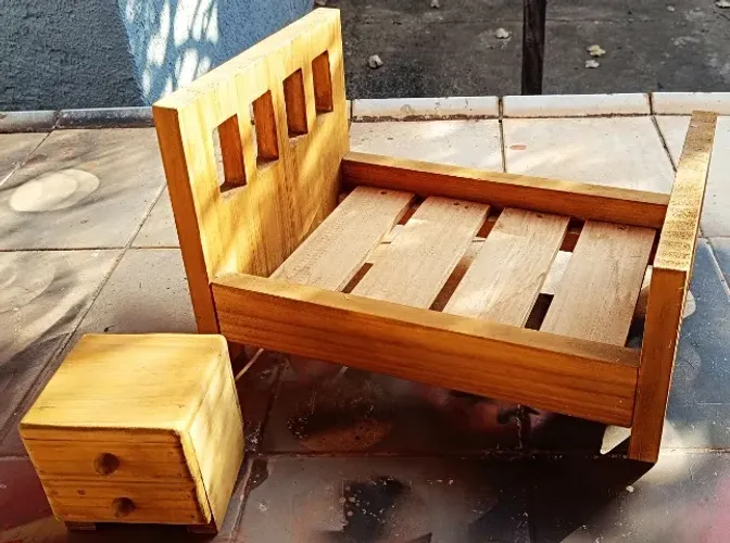 Mini cama e mini mesinha cabeceira