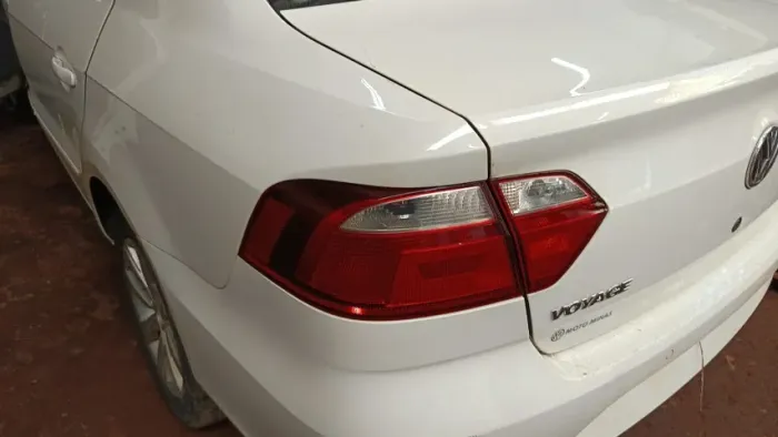 Lanterna  esquerda original para Voyage G6, G7 e G8 2013 a 2023 