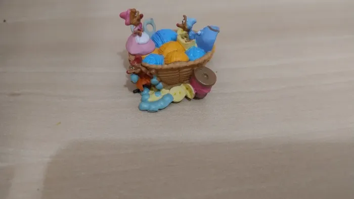 Miniatura ratinhos cinderela no cesto Disney 