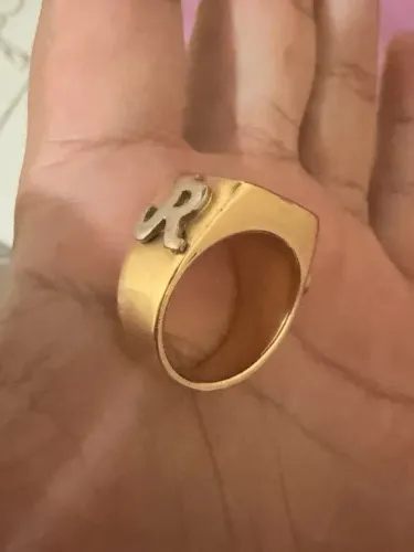 Anel de ouro 18 maciço com 18.3 gramas , sendo 1 de ouro branco nas letras R