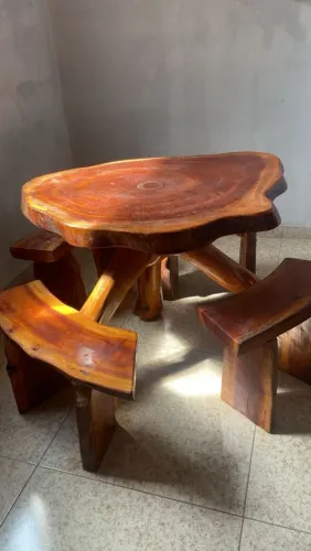 Mesa para área gourmet,  em madeira maciça,  acompanhado 4 bancos, pouco tempo de uso 
