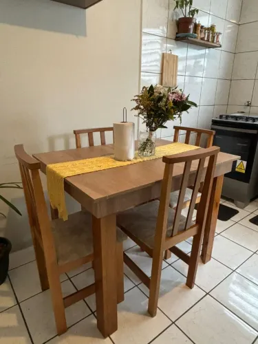 Mesa com 4 cadeiras novo