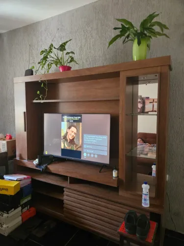 Título: Estante Grande para TV com Cristaleira e Espelho - R$ 500