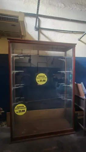 Vendo Vitrine com vidro