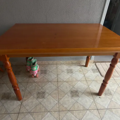 Mesa de jantar em madeira maciça