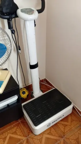 Plataforma Vibratória Múltipla Fitness - Excelente Estado para Treino em Casa