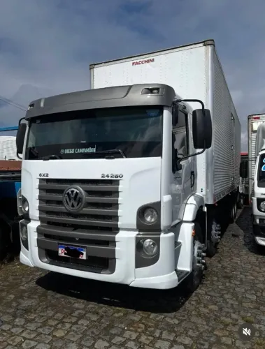VW 24.250 ANO: 2011 COM BAÚ DE 9 METROS 