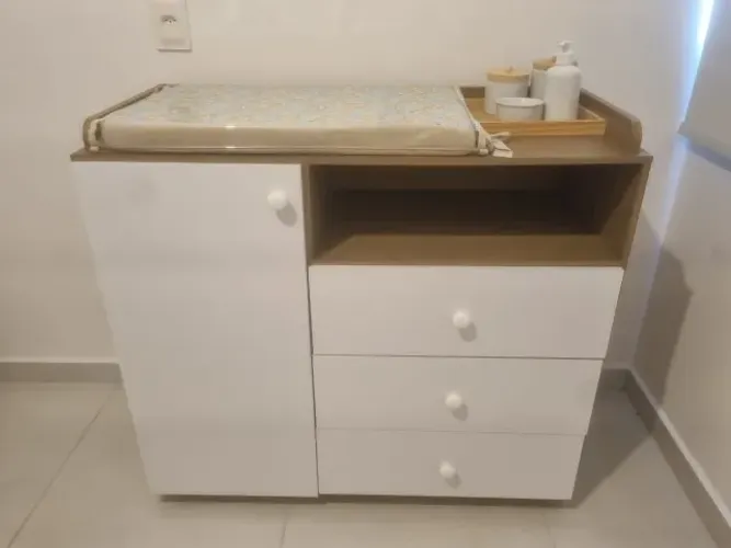 Cômoda com trocador e kit de porcelana!