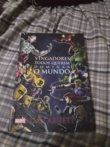 Livro "Vingadores: todos querem dominar o mundo" em excelente estado