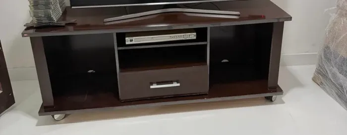 Vendo rack cor tabaco com 1 gaveta e com rodinhas