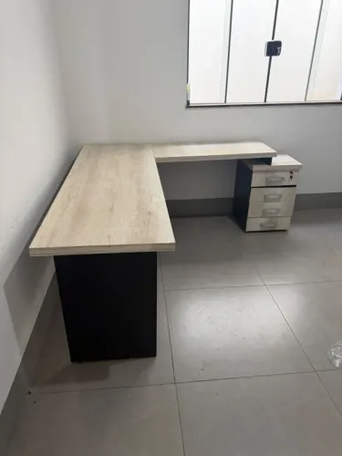 mesa de trabalho escritório madeira reforçada com gaveteiro