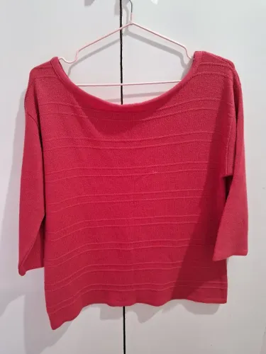 Blusa com decote canoa tamanho M/G com manga 3/4