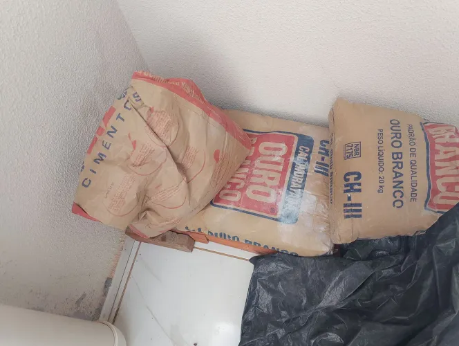 Vendo material pra contrução/  Areia , Cal , cimento , uma barra de ferro triliça 5 m.