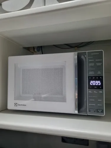 Micro-ondas Seminovo Electrolux 23L Branco Efficient ME23B