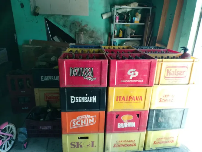 Caixas de bebidas cervejas vazias