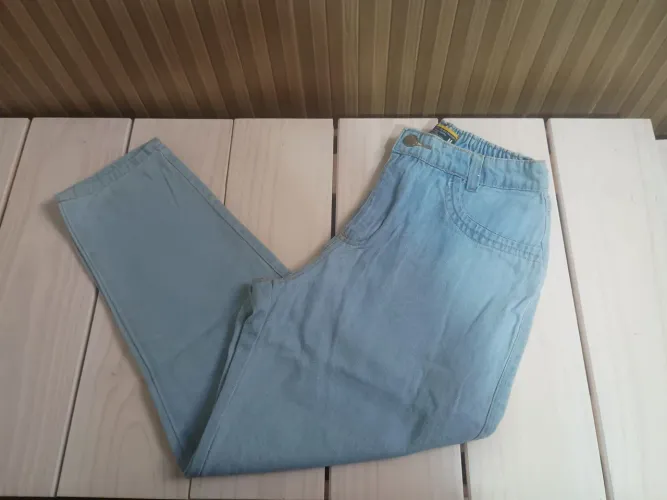 Calça jeans com elástico atrás.