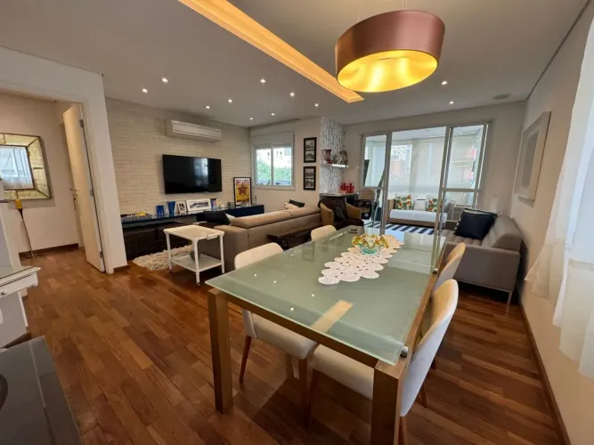 Apto reformado p/ venda c/ 127 m² c/ 2 suítes e 3 vagas no melhor de Moema - São Paulo - S