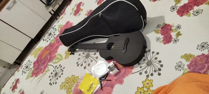 Ukulele novo com , poucas vezes usado , com todos acessórios , kit de corda , e afinador
