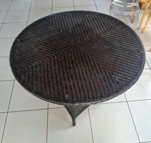 Mesa redonda 110cm fibra tipo rattan c/ vidro 5mm - estrutura em ferro