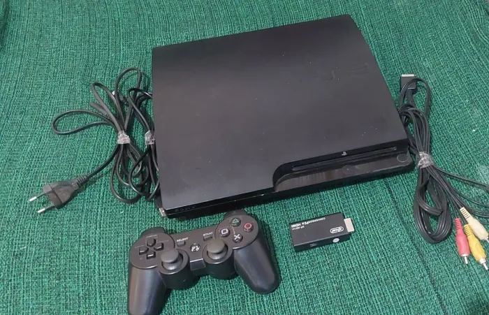 PS3 SLIM CECH-25018 com lojas funcionando no Av vai com adptador