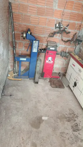 Alinhador balanceador e desepenador de roda