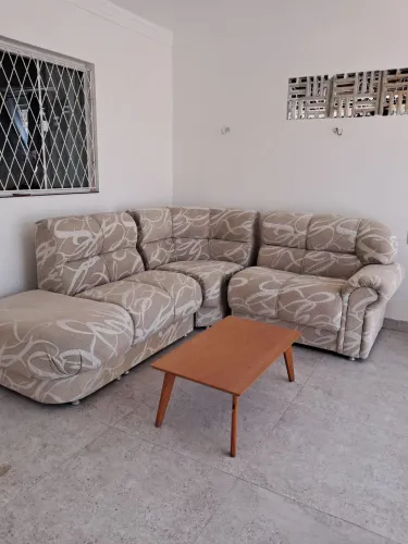 Vendo Sofá em Bom Estado de Conservação HingIncluso Mesa de Centro de Madeira R$ 1.800,00.