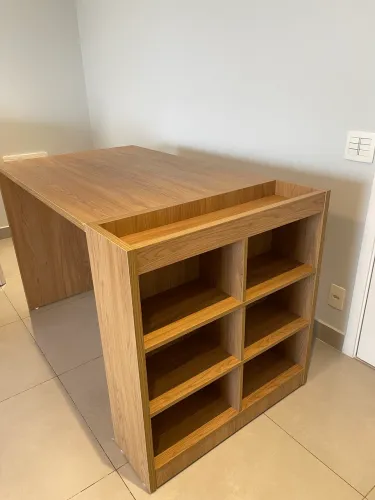 Mesa balcão toast em excelente estado de conservação.