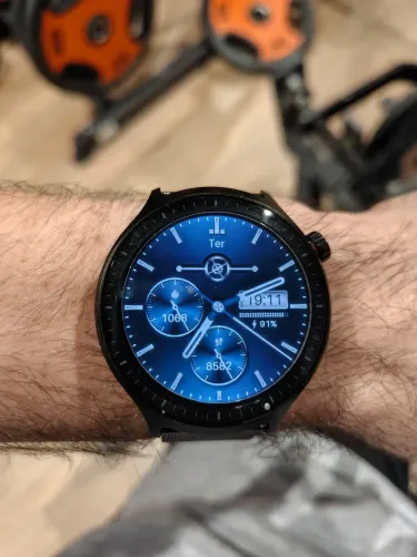 Moto watch Powered by Polar