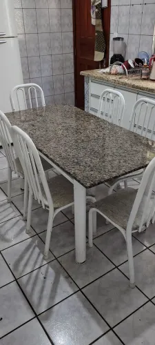 Mesa e 6 cadeiras com tampo em granito 