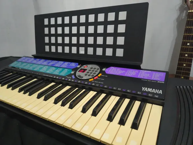 Teclado musical Yamaha PSR 77 com fonte e case