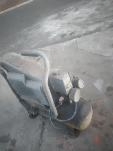 Compressor semi novo 