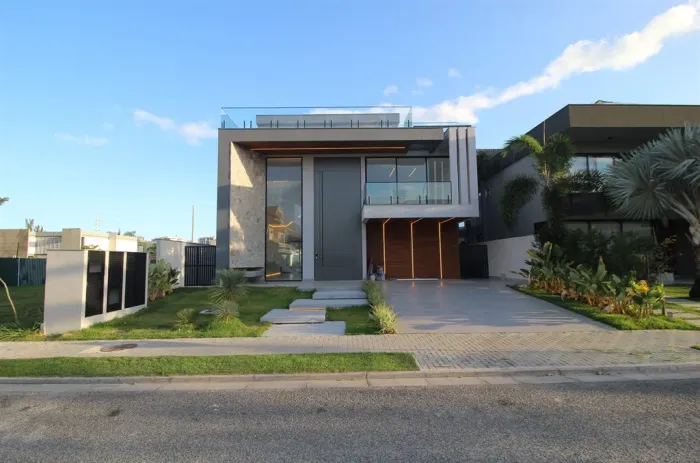 Casa Triplex à venda no Condomínio Alphaville  5 suítes, piscina, sauna e varanda gourmet