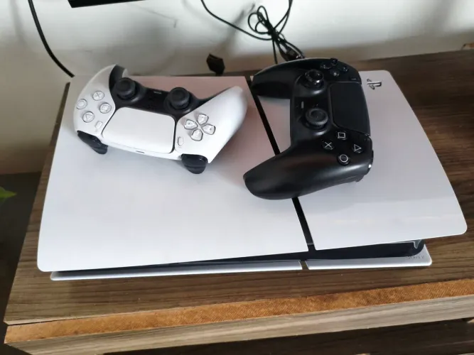 Vende-se PlayStation 5 slim 825gb digital com 2 controles.