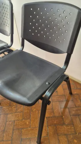 Cadeira preta multiuso.