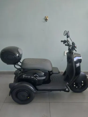 Triciclo elétrico