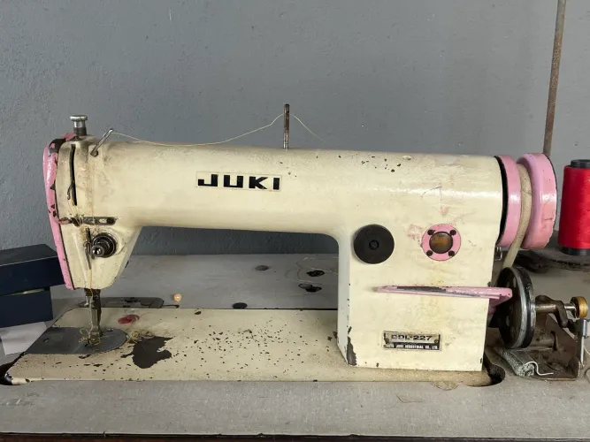 Máquina de Costura Reta Industrial Juki