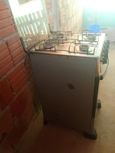 Vende-se fogão, quatro bocas, 250, vindo buscar 