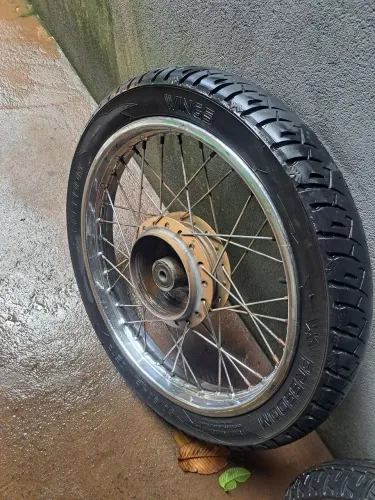 Rodas raiadas com pneus