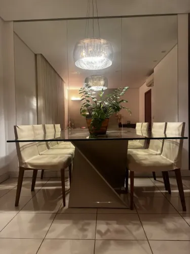Mesa de jantar quadrada em vidro e base laqueada