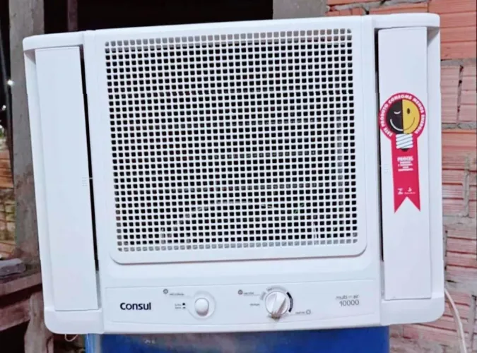 Vendo ar condicionado 10.000 btus l. Funcionando perfeitamente bem. Pode testar ele a von