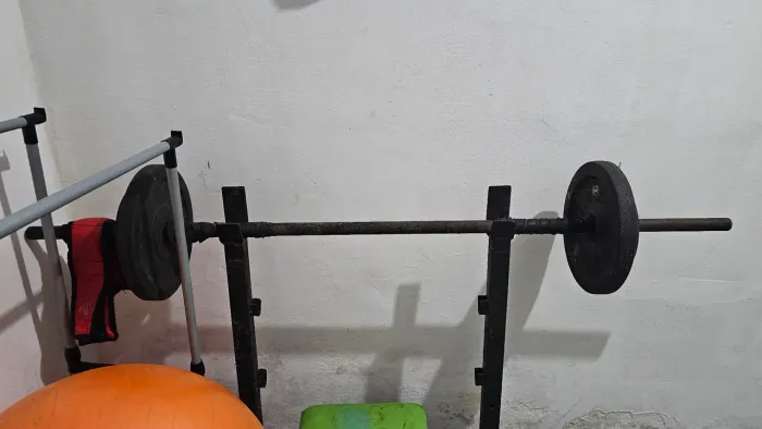 Mesa de supino + Barra 1.80 + 2 anilhas de 10k = 500 reais