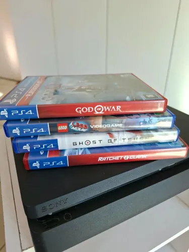 PS4 slim em bom estado + 4 Jogos Físicos
