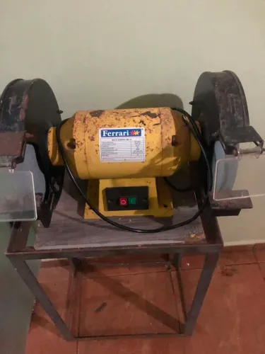 MOTO ESMERIL FERRARI COM BANCADA