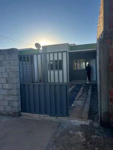 Vende se casa 50 m2 com asfalto. Pode ser financiada. Rua com asfalto. Muro e portão.