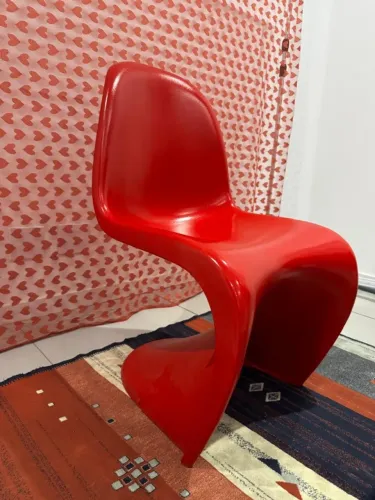 Cadeira Design Panton Curve com acabamento fosco em ABS - Vermelha